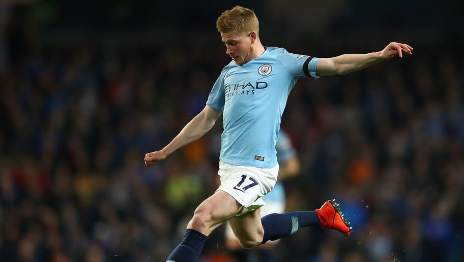 他在闹，他在笑，林加德与拉什福德通道内嬉戏（笑闹不断，林加德和拉什福德在通道内打趣嬉闹）