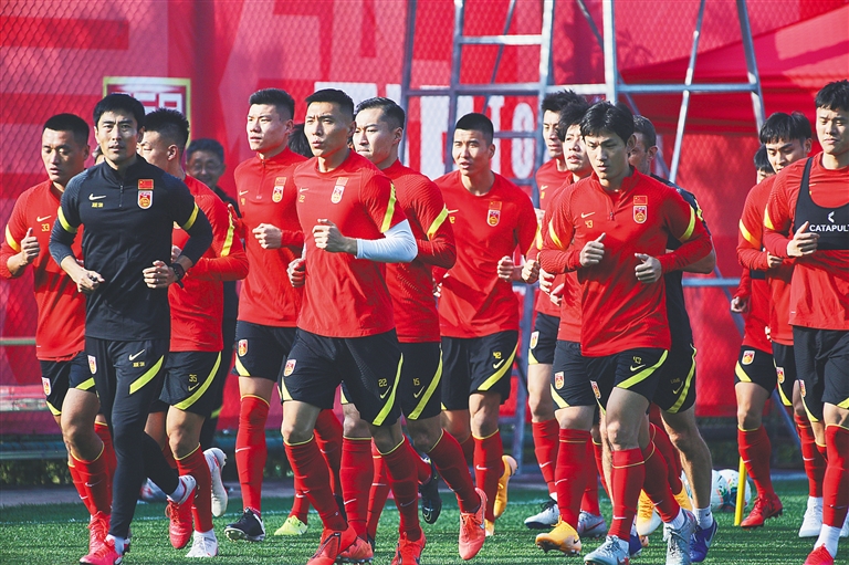 英超第13轮切尔西对阵阿森纳，双方均状态出色，争夺争冠席位，赛果待定。（英超第13轮焦点战：切尔西迎战阿森纳，双方状态火热，争冠卡位战悬念待解）