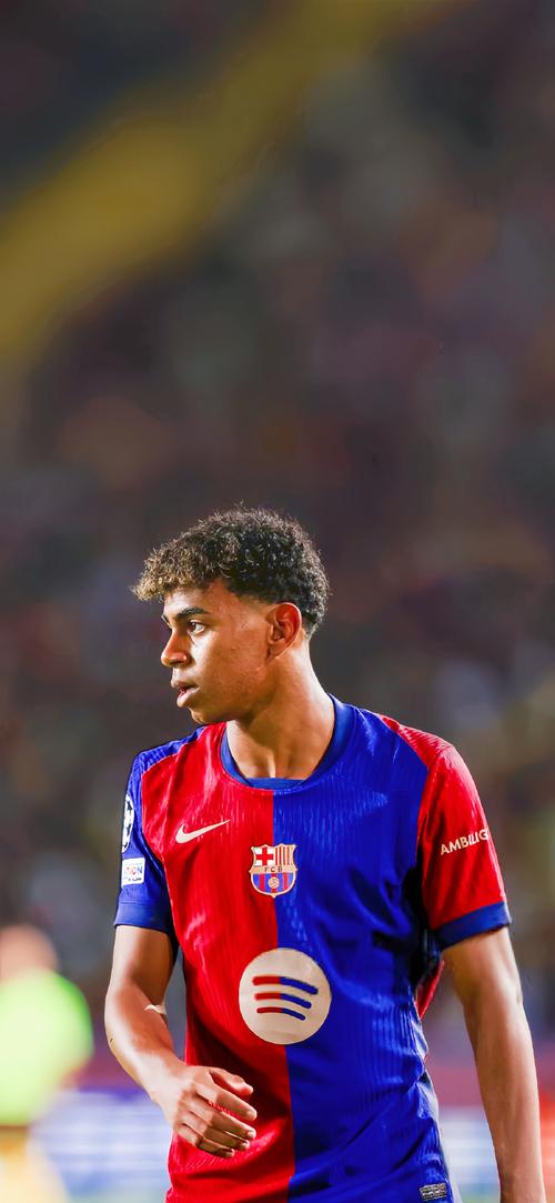 足球是朋友、梦想与人生的瞬间🔴⚫️⚽️（足球，连接友谊，点燃梦想，定格人生瞬间🔴⚫️⚽️）