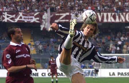 德天空：法兰克福对乌尊要价8000万欧，一些英超俱乐部有意（德媒：法兰克福为乌尊标价8000万欧，英超多队有意）