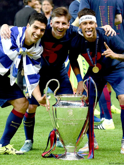 男子用手套自制钓鱼手势浮漂，看到“OK”就表示鱼已咬钩浮漂（手套改造钓鱼手势漂，“OK”一现即中鱼）