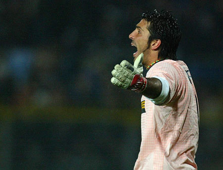 TA：奥赖利成功限制住了萨拉赫，他的防守表现远超多数边后卫（TA：奥赖利成功冻结萨拉赫，防守表现优于大多数边后卫）