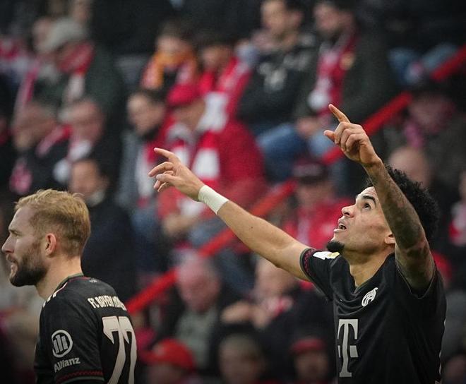 足球英超球队高薪续约门将，球迷满意（英超队豪薪续签主力门将，球迷齐声点赞）