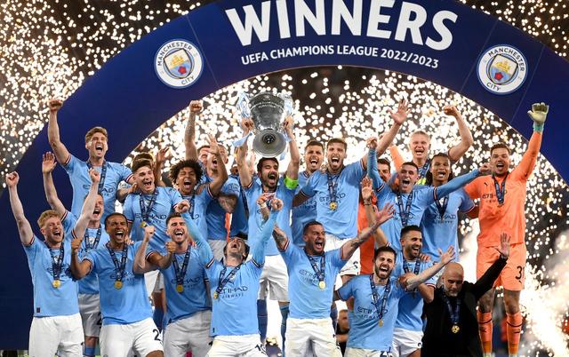 门将扑出点球，全场掌声雷动（门将神勇扑点，全场掌声如潮）