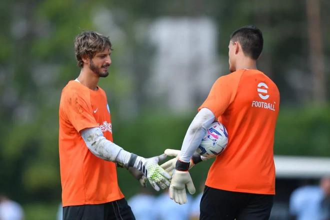 掘金主帅：无论谁防德罗赞我都有所顾虑，他像艺术家一样得分（掘金主帅直言：德罗赞得分如艺术般精妙，派谁去防都让人头疼）