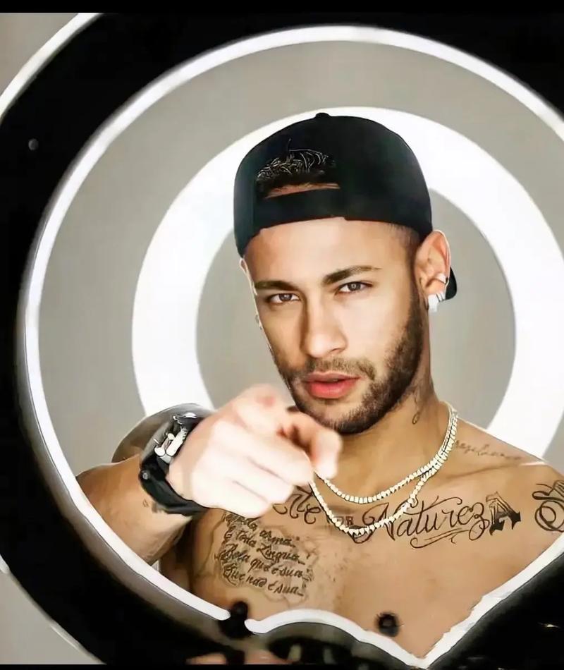 英超首次助攻，吉滕斯本赛季各项赛事助攻数为切尔西队内最多（英超首助到手，吉滕斯本季各项赛事助攻数领跑切尔西）