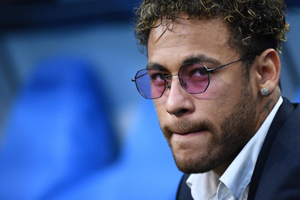 英超官方宣布裁判新规，新科技判罚引争议（英超出台裁判新规，高科技介入判罚引发热议）