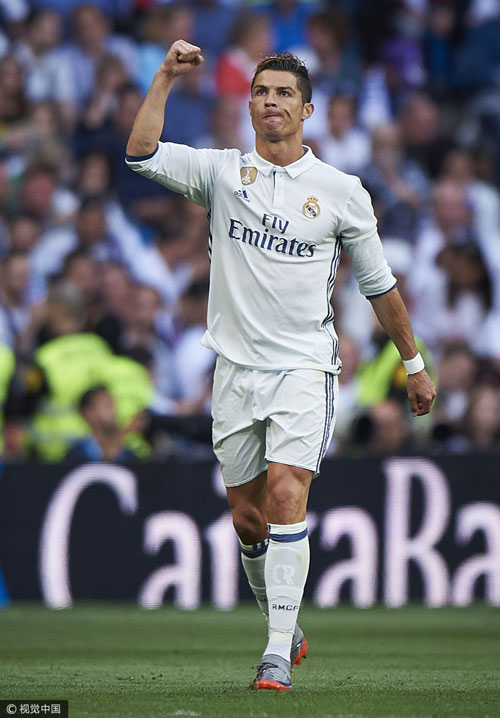 萨拉赫欧冠遭除名！利物浦内讧升级，功勋巨星与俱乐部彻底决裂（欧冠名单不见萨拉赫！利物浦风波加剧，功勋巨星与俱乐部分道扬镳）