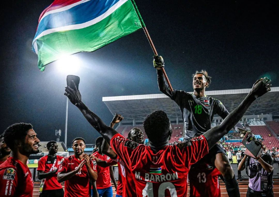 惨烈10连败！英格拉姆31+7+6场上想打瞌睡 双核缺席一人无力回天（苦吞10连败！英格拉姆31+7+6疲态尽显 双核缺席独木难支）