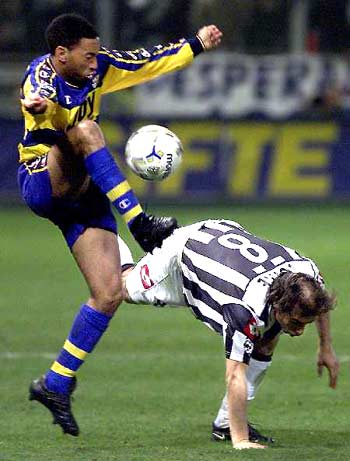 中甲半场：叶道驰、候煜造杀机，广州豹暂0-0南通支云（中甲半场：叶道驰、候煜频造险情，广州豹与南通支云暂时互交白卷）